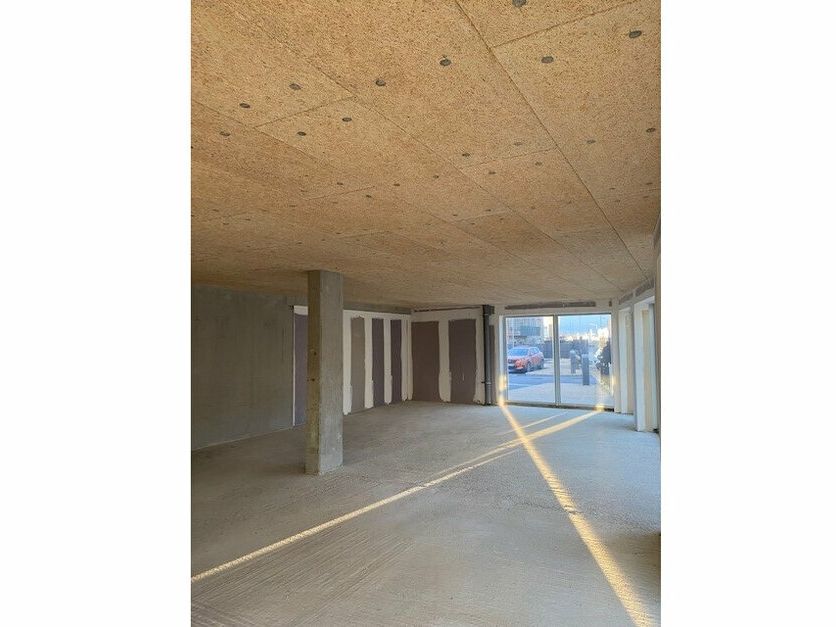 A louer, local commercial brut de béton bénéficiant d'une large vitrine à Bezannes, proche de la Gare TGV / tram