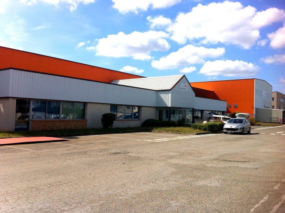 Location local d''activites 2700 m² divisibles à partir de 2100 m²