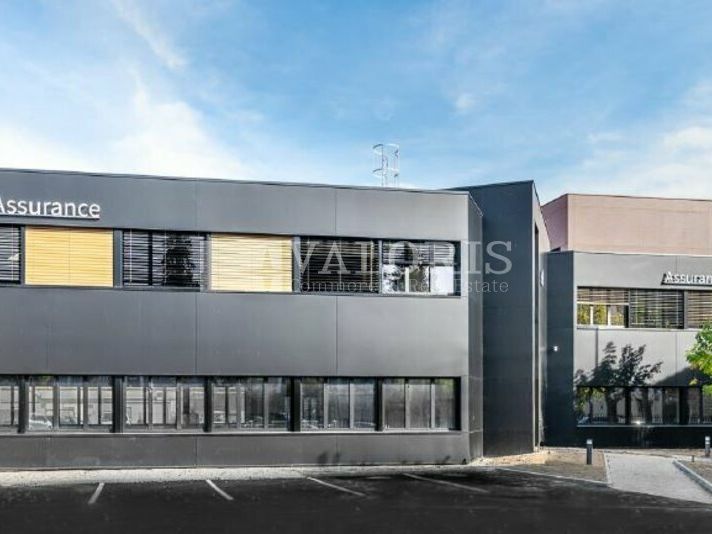 Dans un parc immobilier réhabilité, des bureaux à vendre au centre ville de Villefranche-sur-Saône, avec des parkings privés. Proximité de l'autoroute A6.