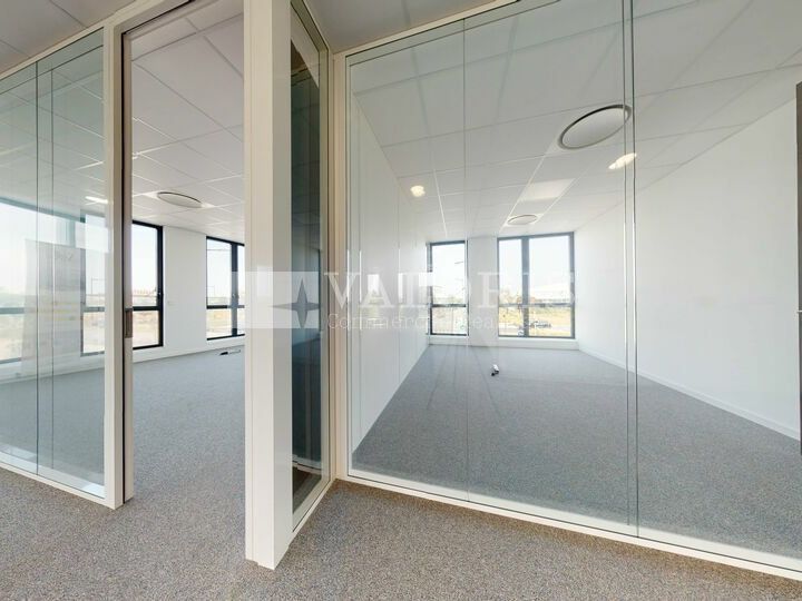 992.88 m² pour ce bureaux en location à Vaulx en velin