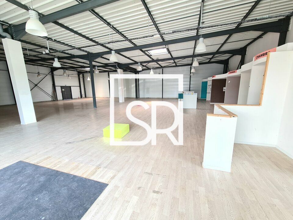 ETAT EXCELLENT - LOCATION LOCAL COMMERCIAL - RETAIL PARK - 63200 MOZAC