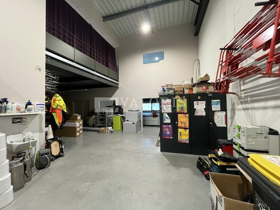 Valoris Real Estate vous propose à la location des locaux d'activités récents et neufs idéalement situés sur la ZAC d'Epinay à Gleizé. A proximité des commerces, transports en commun et axes routiers.