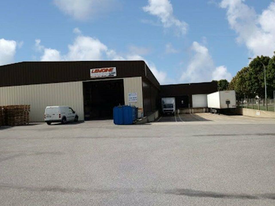 Location local d''activites 1000 m² non divisibles