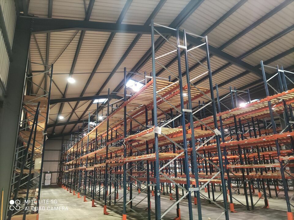 surface de stockage d'environ 1850 m²