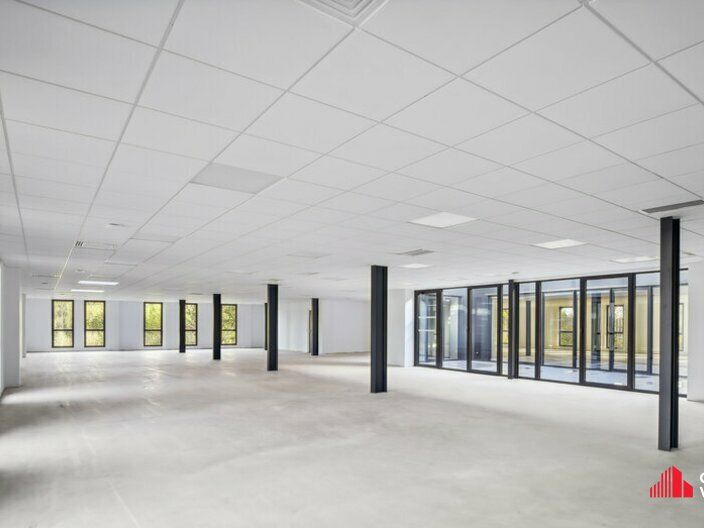 Local d'activités avec bureaux en r+1 à la location d'une surface de 583 m²