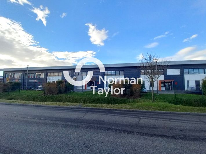 Location local d''activites 975 m² divisibles à partir de 180 m²