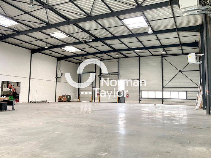 Location local d''activites 2841 m² divisibles à partir de 66 m²