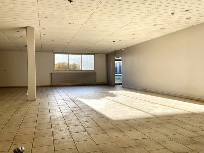 Dans un bâtiment indépendant au cœur de la Techlid , Norman Taylor vous propose à la location un local d'activité de 677 m².