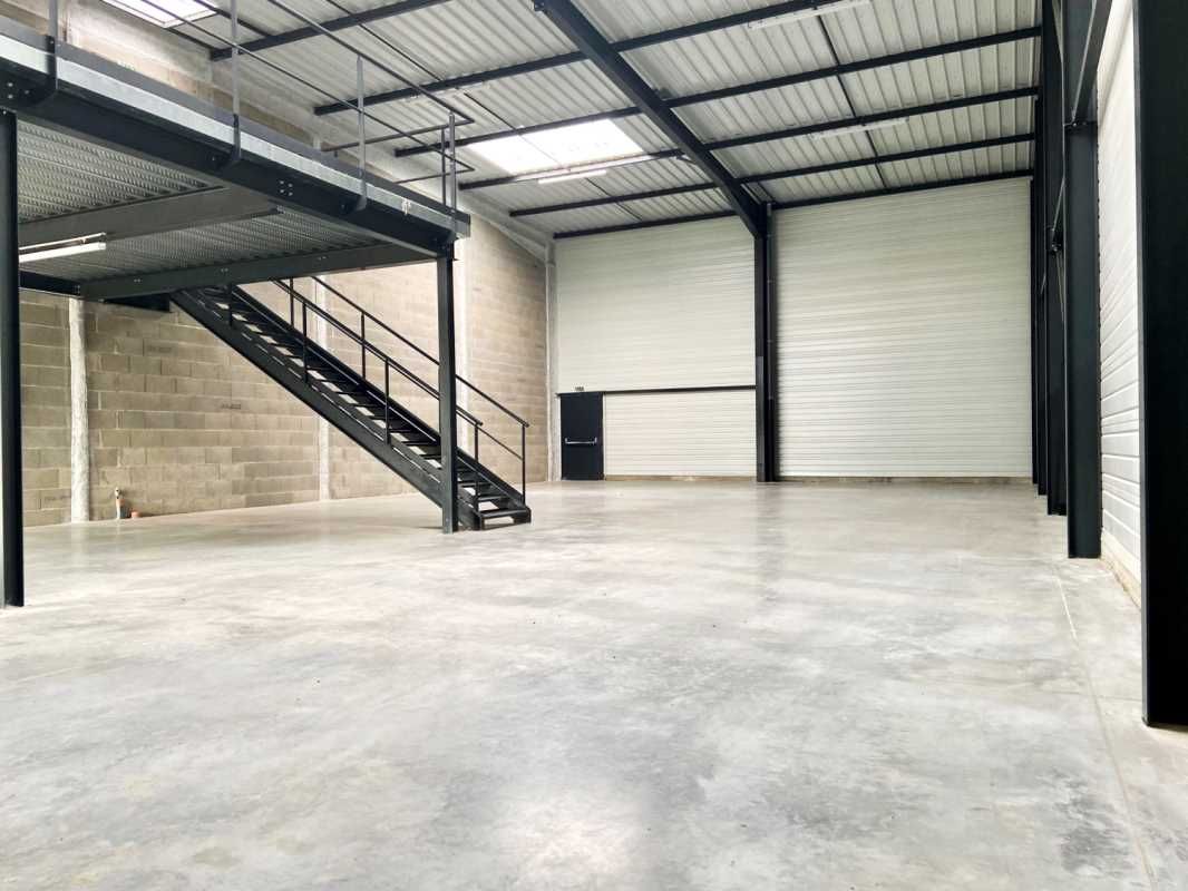 Norman Taylor vous propose 620 m² de locaux d'activités divisibles à partir de 309 m². Disponibilité immédiate.