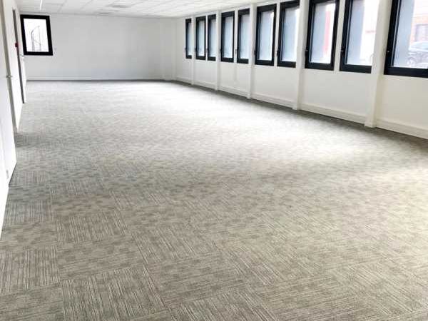 Norman Taylor vous propose 1 694 m² de local d'activité divisible à partir de 653 m². Disponible immédiatement.