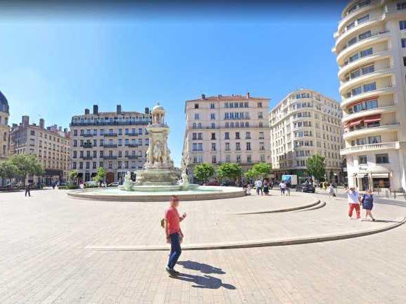 Norman Taylor vous propose 90 m² en cession de fonds. Local refait à neuf, terrasse, bonne visibilité. Disponibilité immédiate.