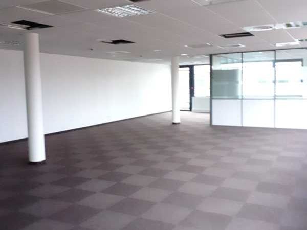 A proximité de l'A43, au sein du parc technologique, nous vous proposons à la location 2 lots de bureaux, un de 130 m² et un de 173 m² situés dans un complexe tertiaire clos et sécurisé.