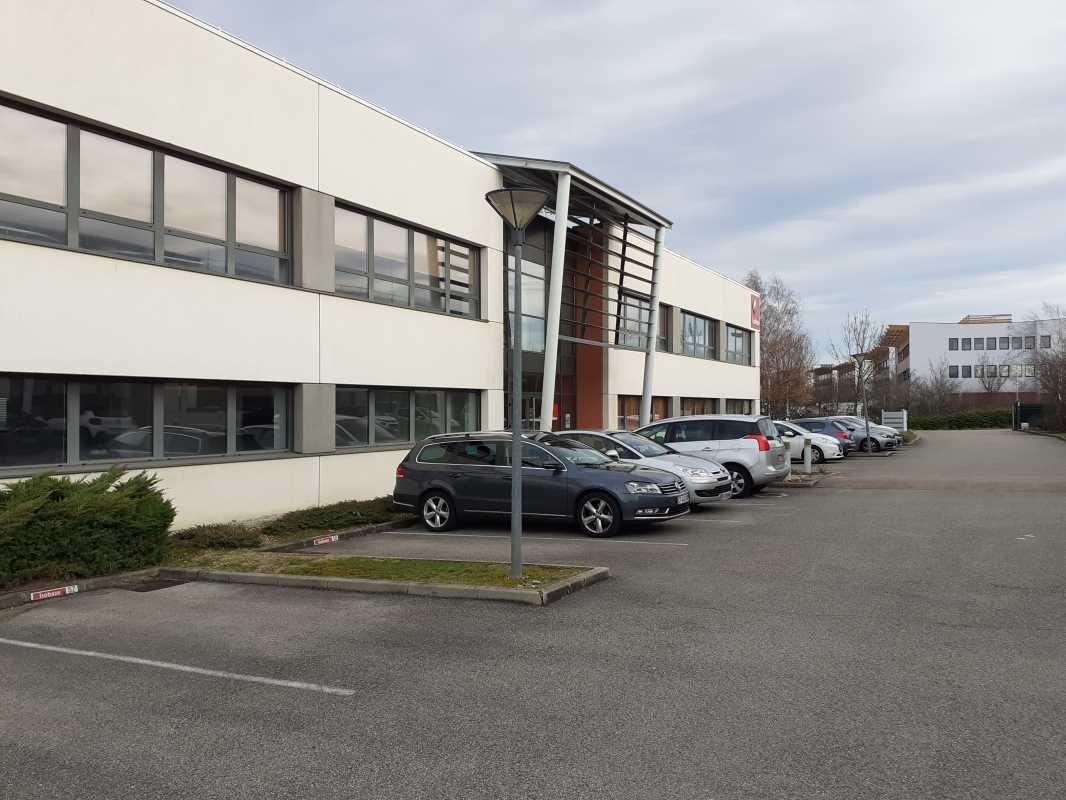 Au sein du parc technologique de St Priest, dans un ensemble clos, sécurisé et arboré, nous vous proposons 3 lots de bureaux de 712 m² divisibles à partir de 142 m², disponibles à la location