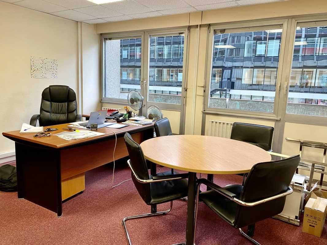 En plein cœur du centre d'affaires de la Part-Dieu, Norman Taylor vous propose 146 m² de bureaux à louer avec balcon. 4 Places de parking en sous-sol