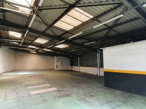 A Pierre Bénite,Boulevard de l'Europe,nous vous proposons un local d'une surface de 400 m², à la location. Disponibilité immédiate.