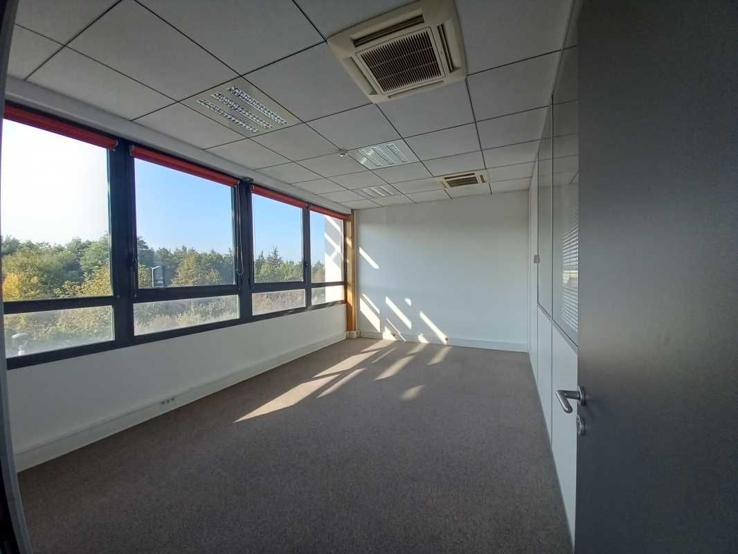 Norman Taylor vous propose à la location 240 m² de bureaux, au cœur du Parc Technologique de St Priest. 20 emplacements de parking.