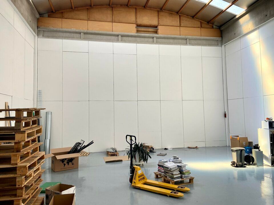 Accès direct à l'A6, Norman Taylor vous propose à la location 440 de bureaux et activités.