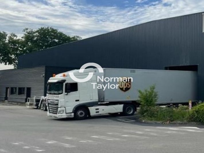 Location local d''activites 991 m² divisibles à partir de 393 m²