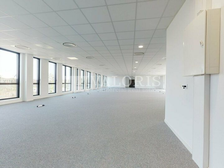 Plusieurs surfaces de bureaux à louer, divisibles dans un immeuble mixte au cœur du quartier dynamique du Carré de Soie. Plateaux neufs de bureaux traversants et lumineux. Situation stratégique à proximité du pôle multimodal Vaulx-en-Velin La Soie.