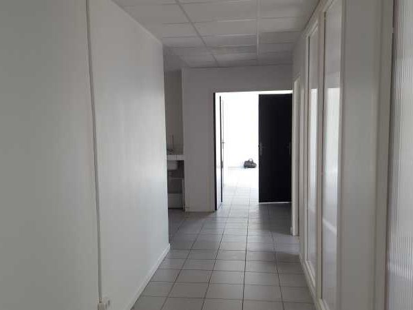 A louer, bureaux aménagés et cloisonnés d'environ 100 m²