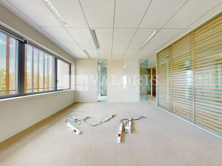 Venez découvrir des surfaces de bureaux à la location à deux pas du métro Jean Jaurès.