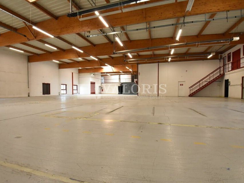 Valoris Real Estate vous propose un bâtiment d'activités à étage, indépendant sur son terrain. Ce bien jouit d'une situation idéale au coeur de la TECHLID, à proximité des transports en commun et des commodités.