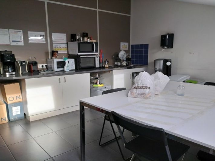 A vendre locaux d'activité de 2 167.2 m² à Villeurbanne.