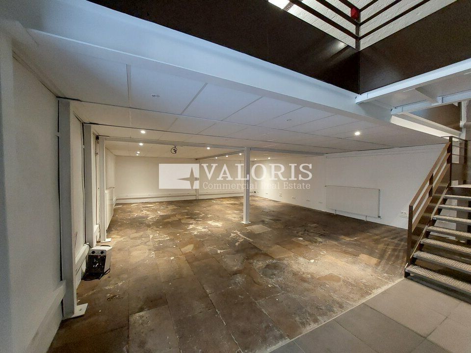 Bureaux proposés à la vente proche des quais de Saone en plein coeur de la Presqu'Ile Nord. Rare et atypique, les bureaux vous offriront une flexibilité d'aménagement.