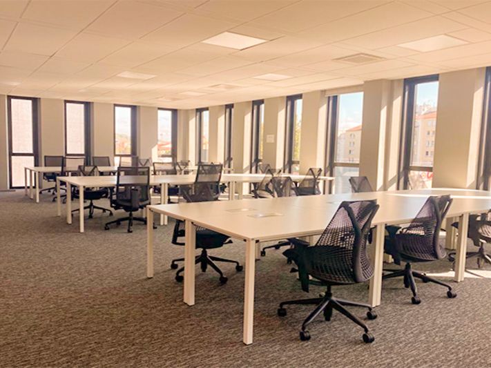 A Lyon 9, plateau de bureaux d'environ 800 m² en R+4 disponible à la location.