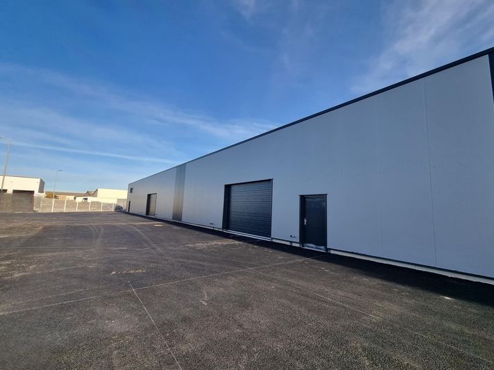 Entrepôt neuf avec parking
