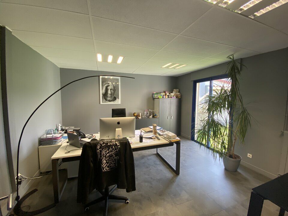 SAINT-PERAY, à louer bâtiment de bureaux - Stockage - Calme - Prestations - Terrain - Parking privatif