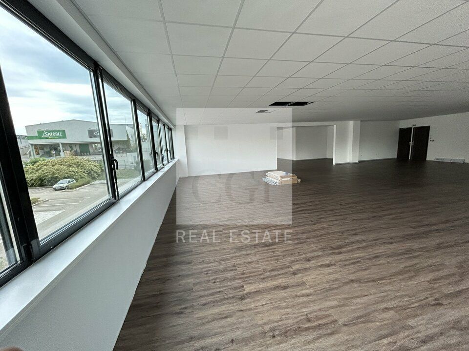 À Louer : Bureaux à Champagne-au-Mont-d'Or - 4 Lots Disponibles à Partir de 121 m²