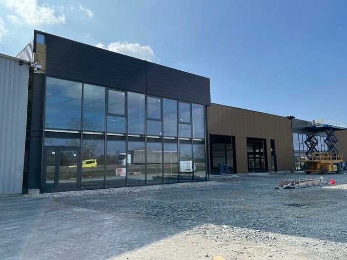 1 015 m² de locaux d'activités situés dans une zone commerciale à Ambérieux d'Azergues avec une construction supplémentaire de 2700 m² environ