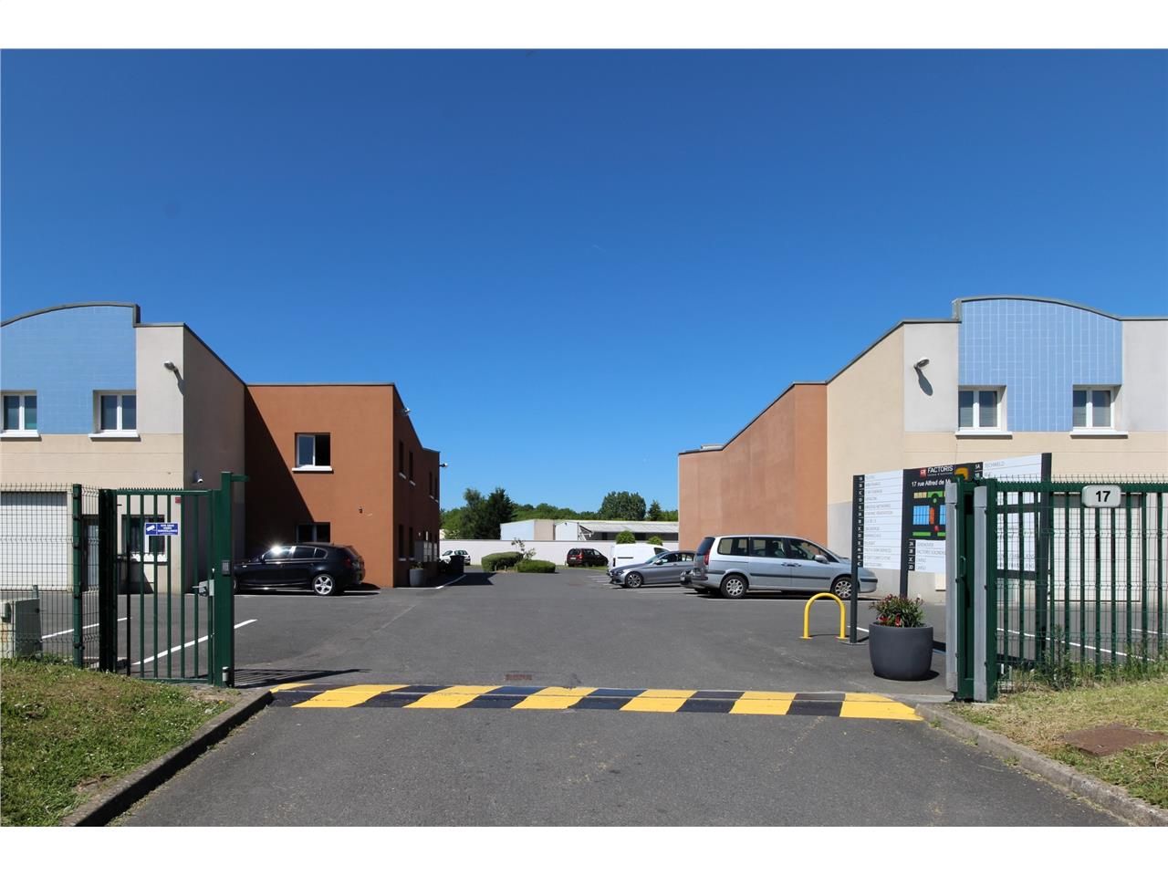 Location local 63 m² à SAVIGNY LE TEMPLE