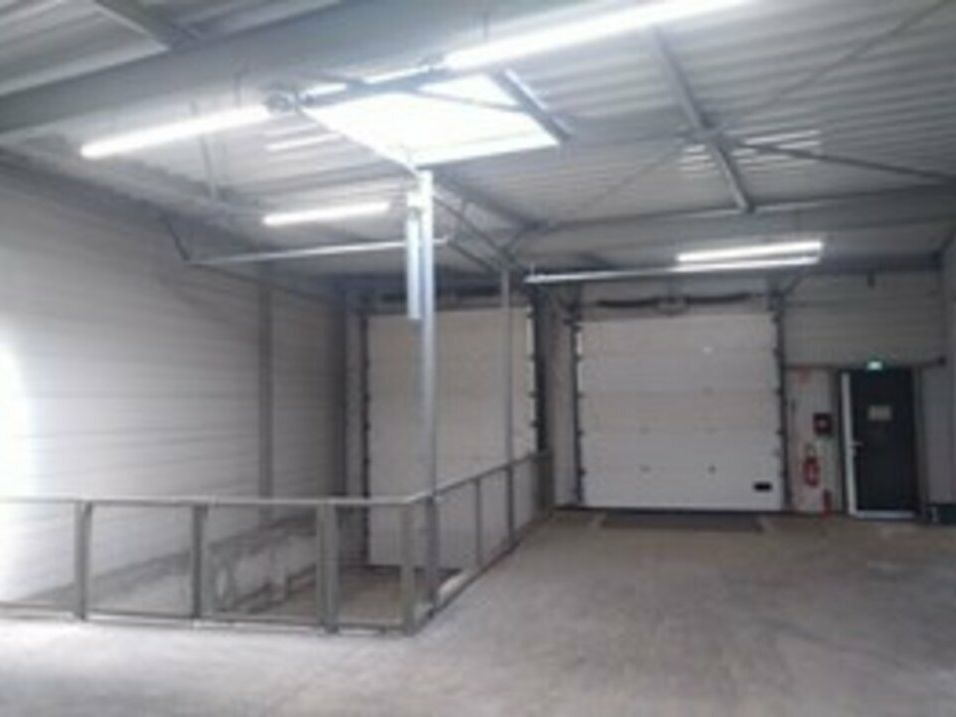 Au Sud - Est de Châlons-en-Champagne : local d'activités de 588 m² à louer.