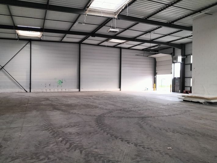 Plusieurs lots d'activités d'une surface totale 7 212 m² divisibles à partir de 93 m² à St Priest.