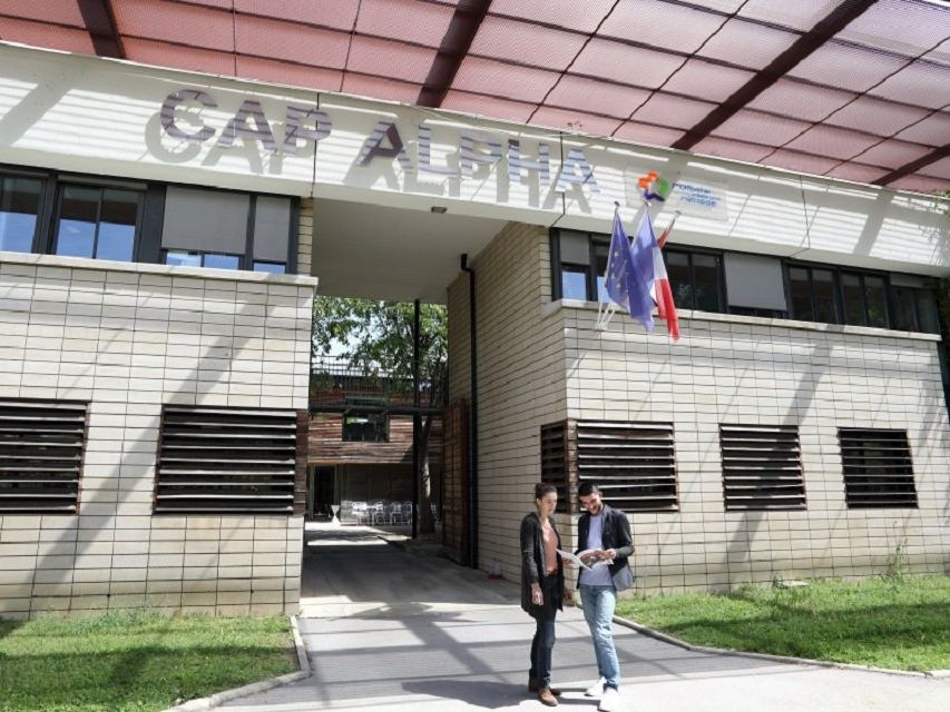 Location local d''activites 400 m² divisibles à partir de 95 m²