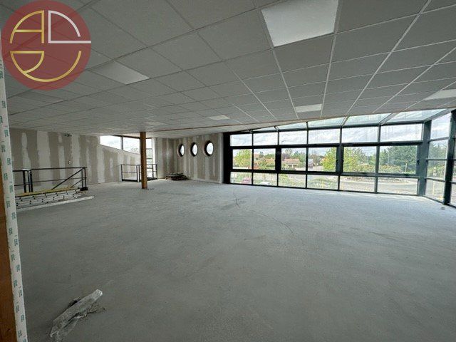 Location local commercial 225 m² à SAINT LYS