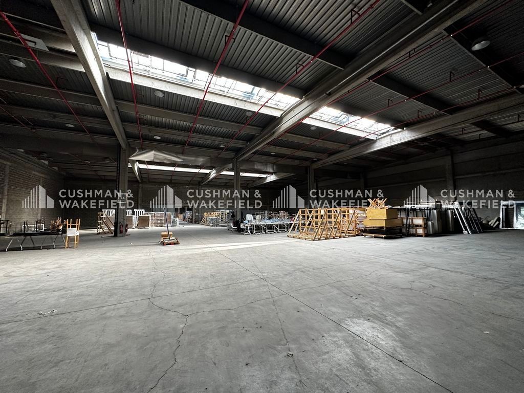 Location entrepôt 2425 m² non divisibles