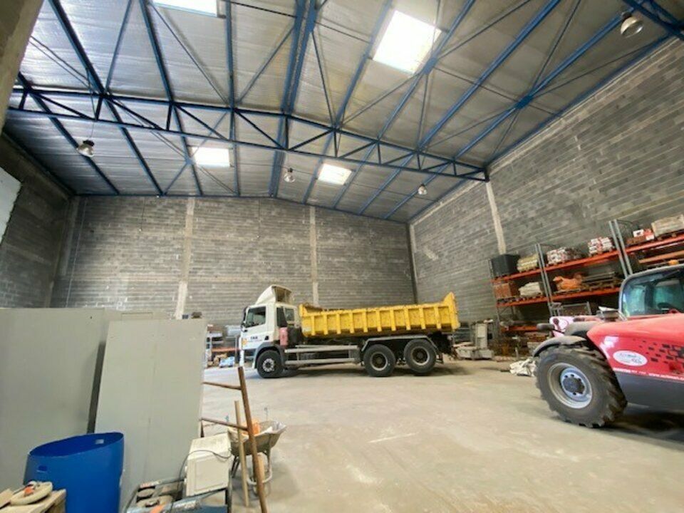 Vente local commercial 3047 m² à CUGNAUX