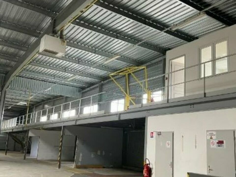 Location local d''activites 5355 m² non divisibles