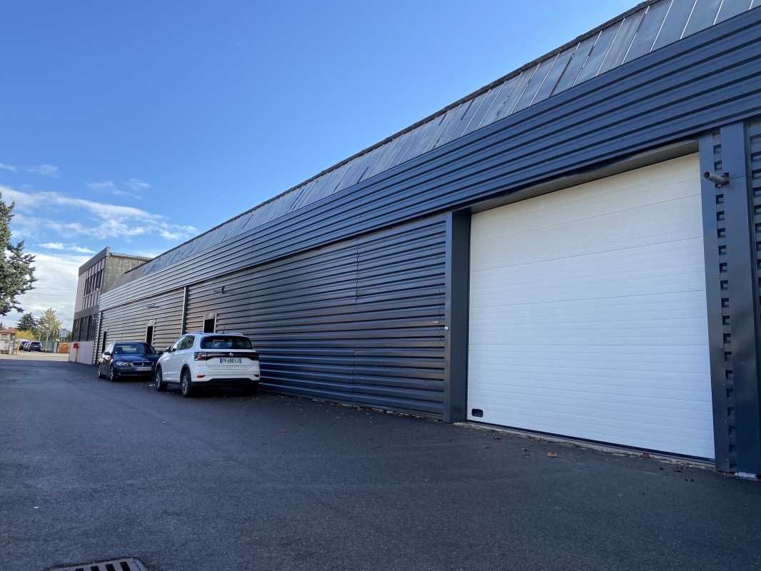 Norman Taylor vous propose à la vente un local d'activité de 2275 m² dans un site clos.