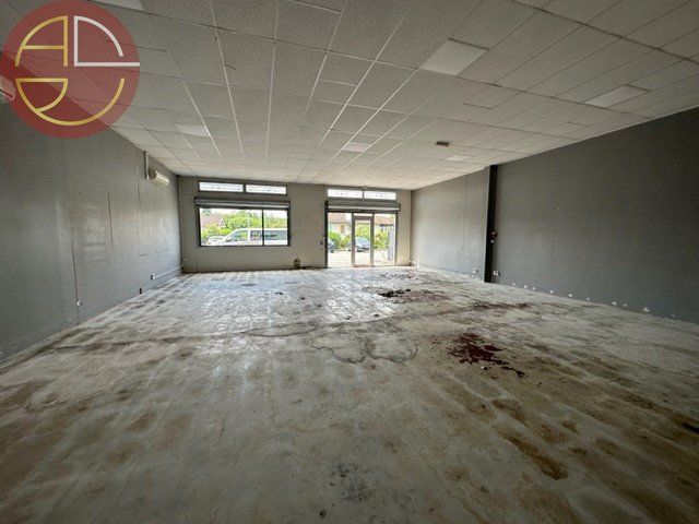 Location local commercial 215 m² à BEAUZELLE