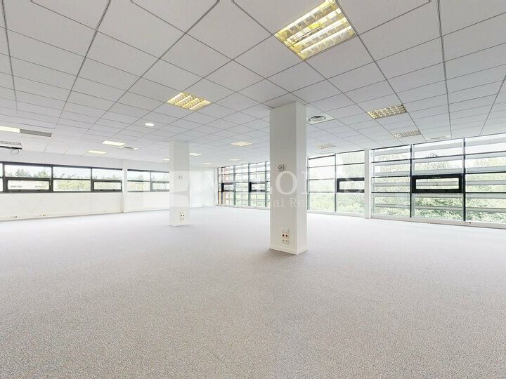 Plusieurs surfaces de bureaux disponibles à la location au coeur de Saint Priest. Au sein du parc Technologique proche des accès routiers et transports en commun.