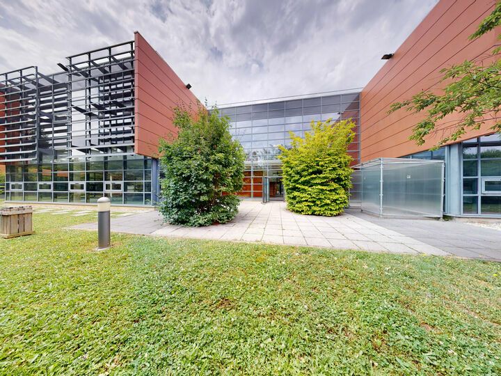 1771 m² pour ce bureaux en location à Saint priest