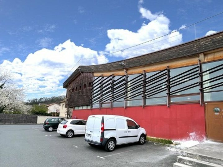 Local commercial et d'activités de 2 100m² à vendre à périgueux.