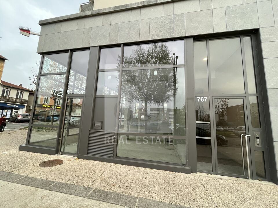 Vente local commercial 687.2 m² divisibles à partir de 135.15 m²