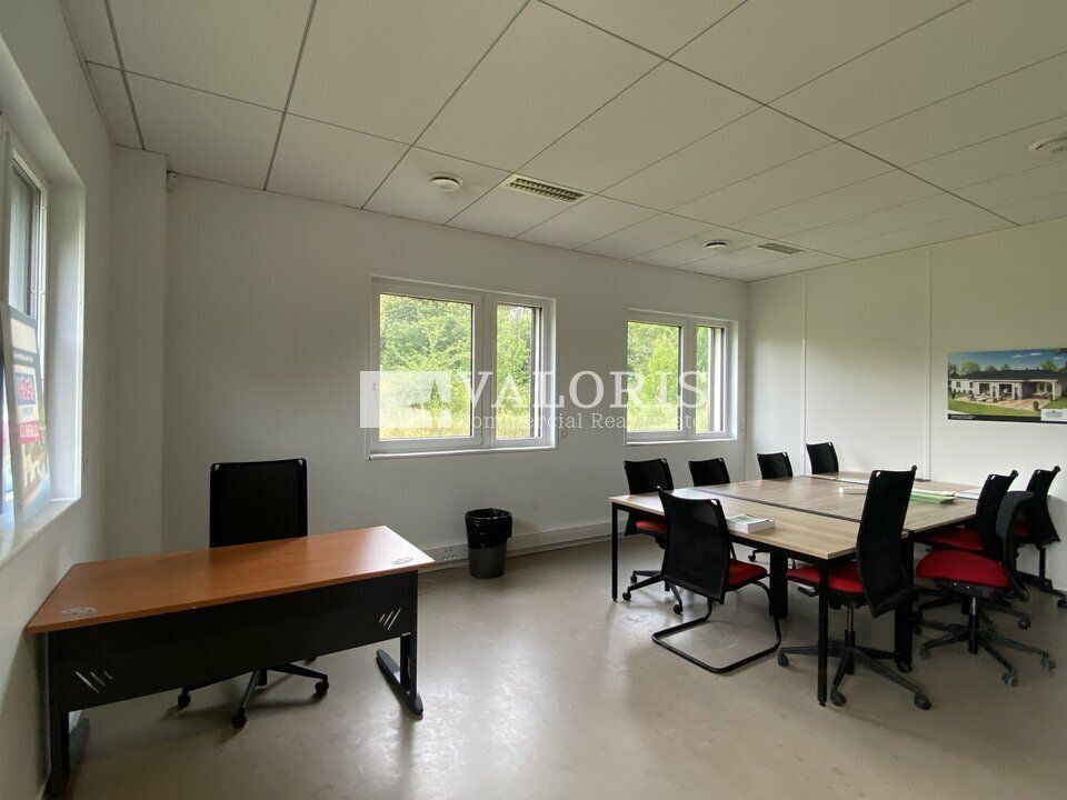 VALORIS REAL ESTATE vous propose une surface de bureaux à l'acquisition au coeur de Saint-Priest. L'immeuble se situe à proximité des transports en communs et des grands axes routiers.