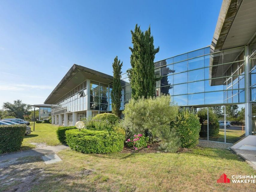 Bureaux de 198 m² à louer à l'entrée du Domaine de Pelus