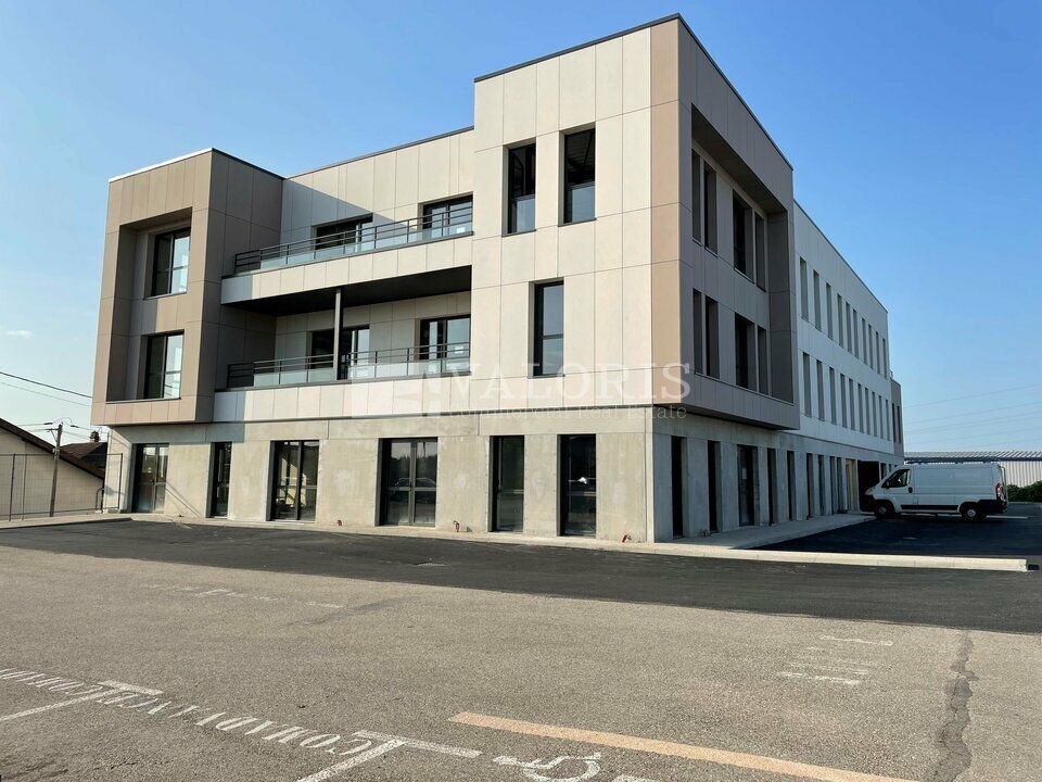 Valoris Real Estate vous propose à la vente des surfaces de bureaux sur la commune de Limas divisibles à partir de 89 m², dans une nouvelle zone d'activité. A proximité immédiate de la sortie d'autoroute de Villefranche sur Saône. 
